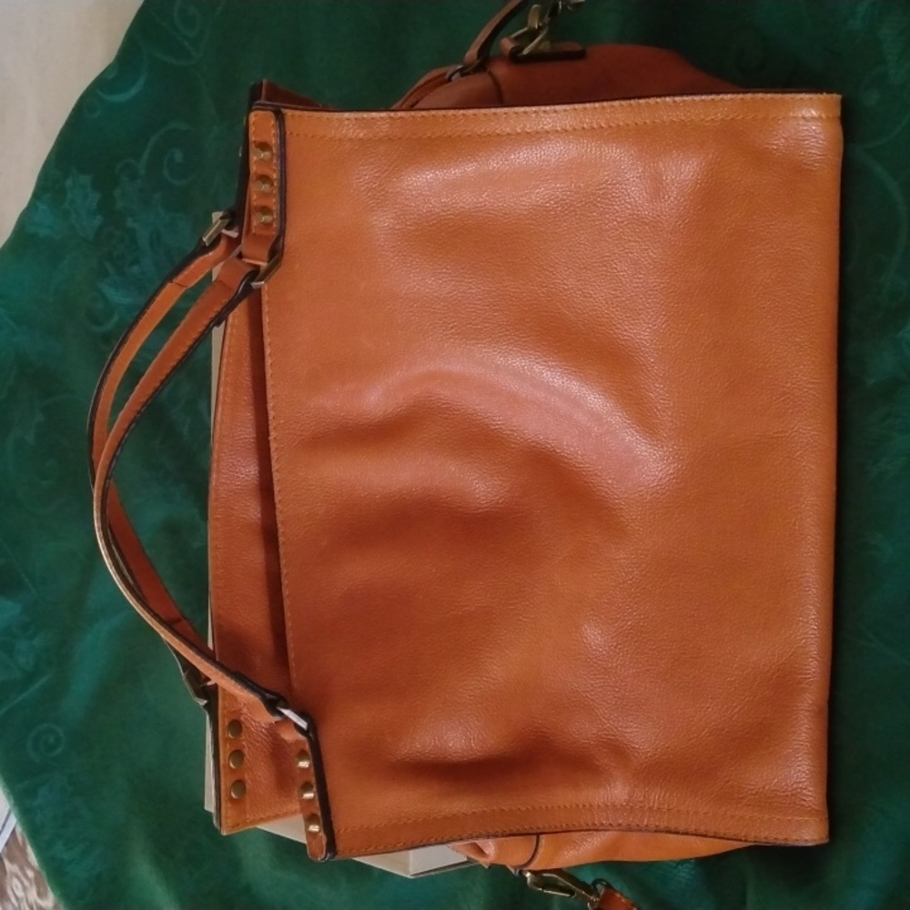 C&C CALIFORNIA LEATHER MULTI COMPARTMENT HANDBAG WITH CROSSBODY STRAP.